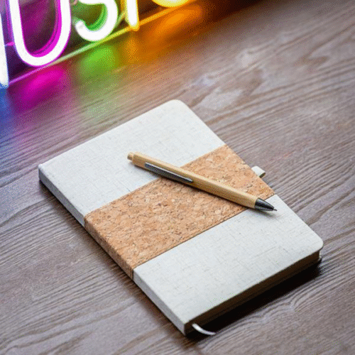 Bloco A5 com capa em cortiça e linho, 256 páginas, papel proveniente de florestas geridas de forma responsável